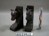 藏品(木製狼犬書架)的圖片